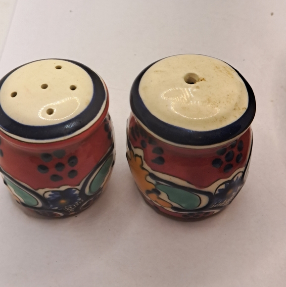 Talavera Salt and Pepper Shaker Folk Art Mexican Pottery Kitchen Decor. - Picture 4 of 5